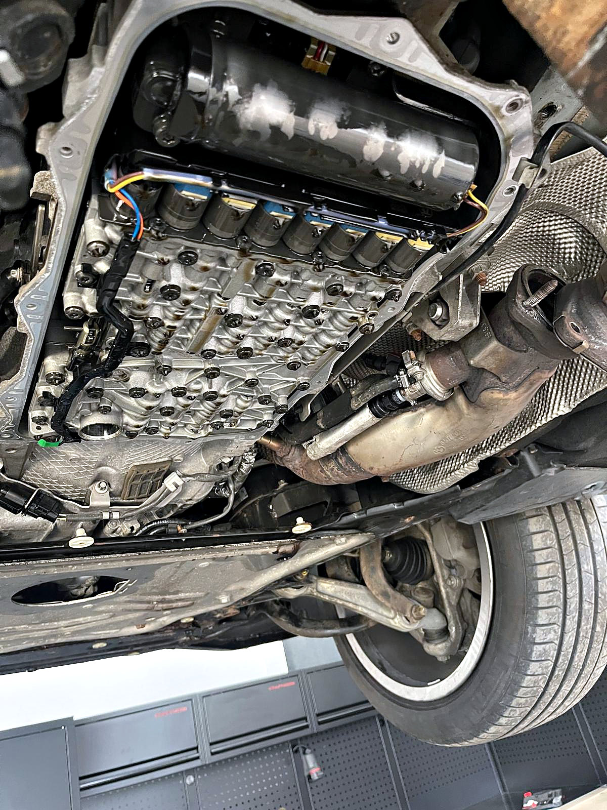 Automatikgetriebe von unten, Ölwanne ab: Ventilkörper und Mechatronik liegen frei