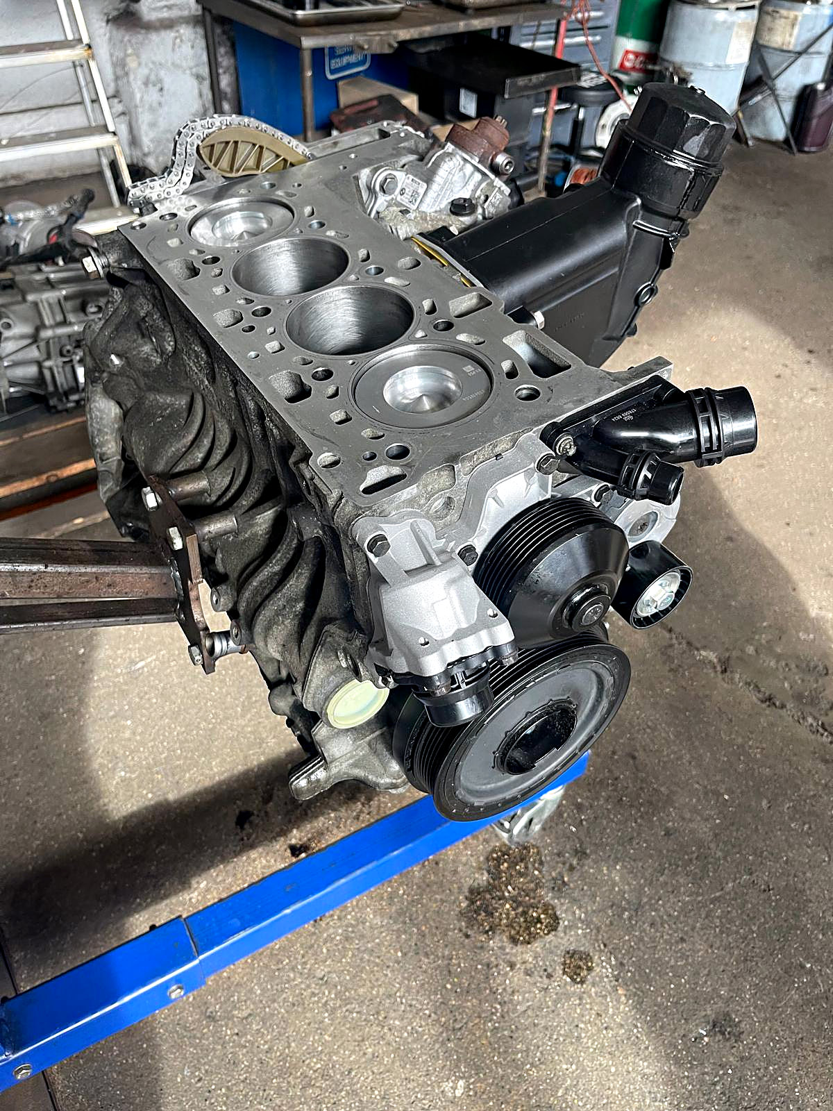 Rumpfmotor eines Vierzylinders auf dem Montagebock
