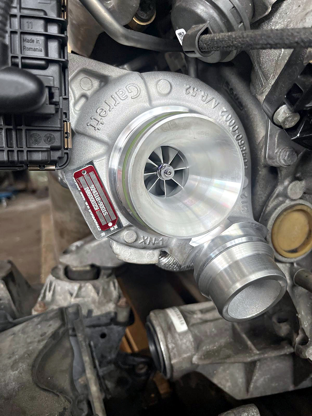 Turbolader am Motor, Verdichterseite mit Typenschild