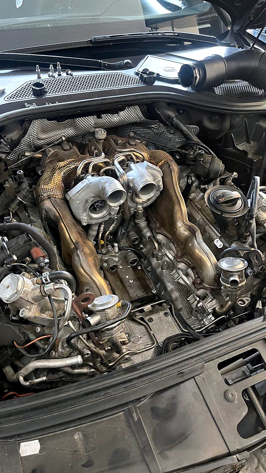 V8-Motorraum: die Turbolader sitzen zwischen den Zylinderbänken