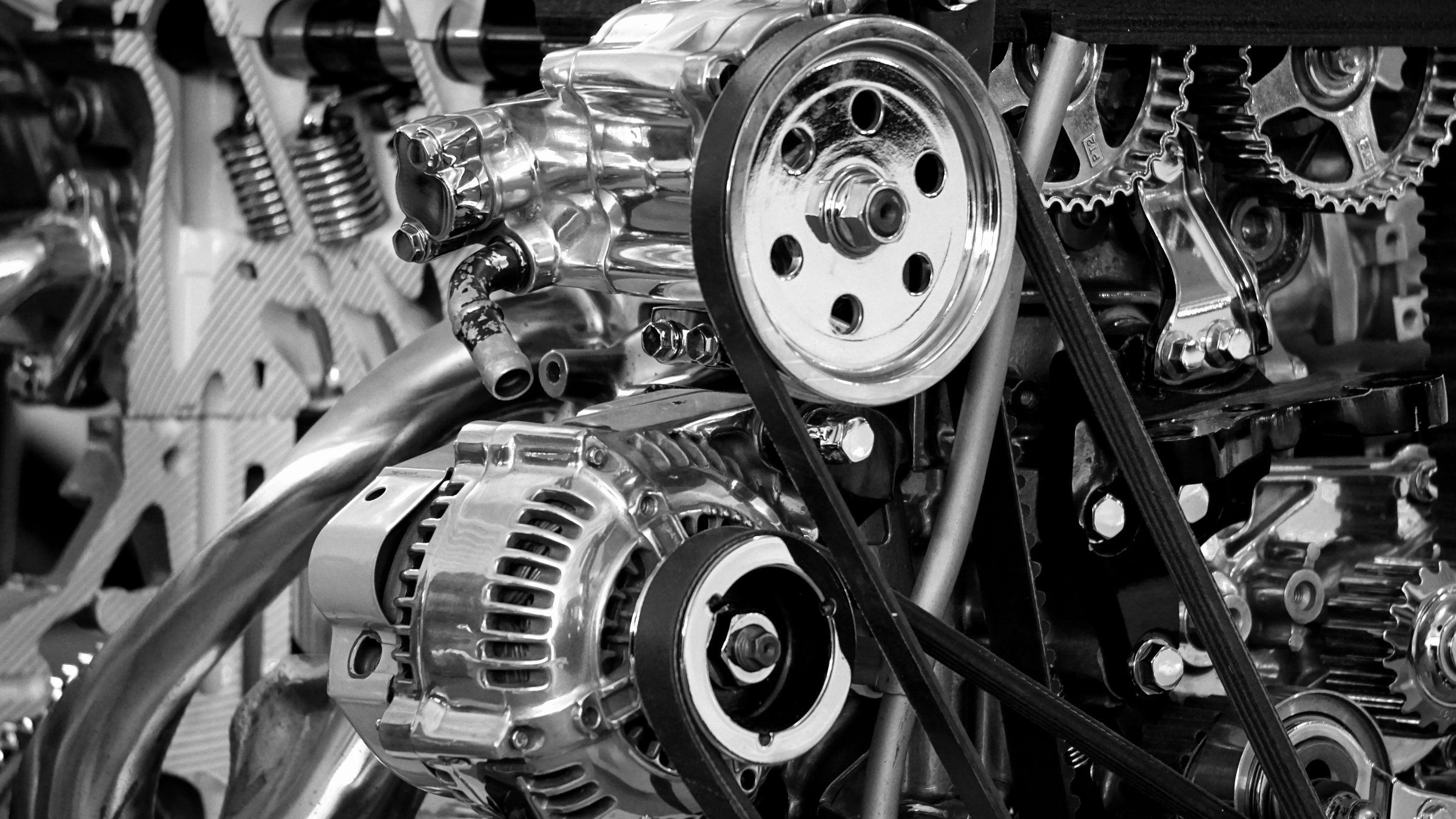 Motor mit verchromten Anbauteilen: Riemenscheiben, Lichtmaschine und Steuerrad