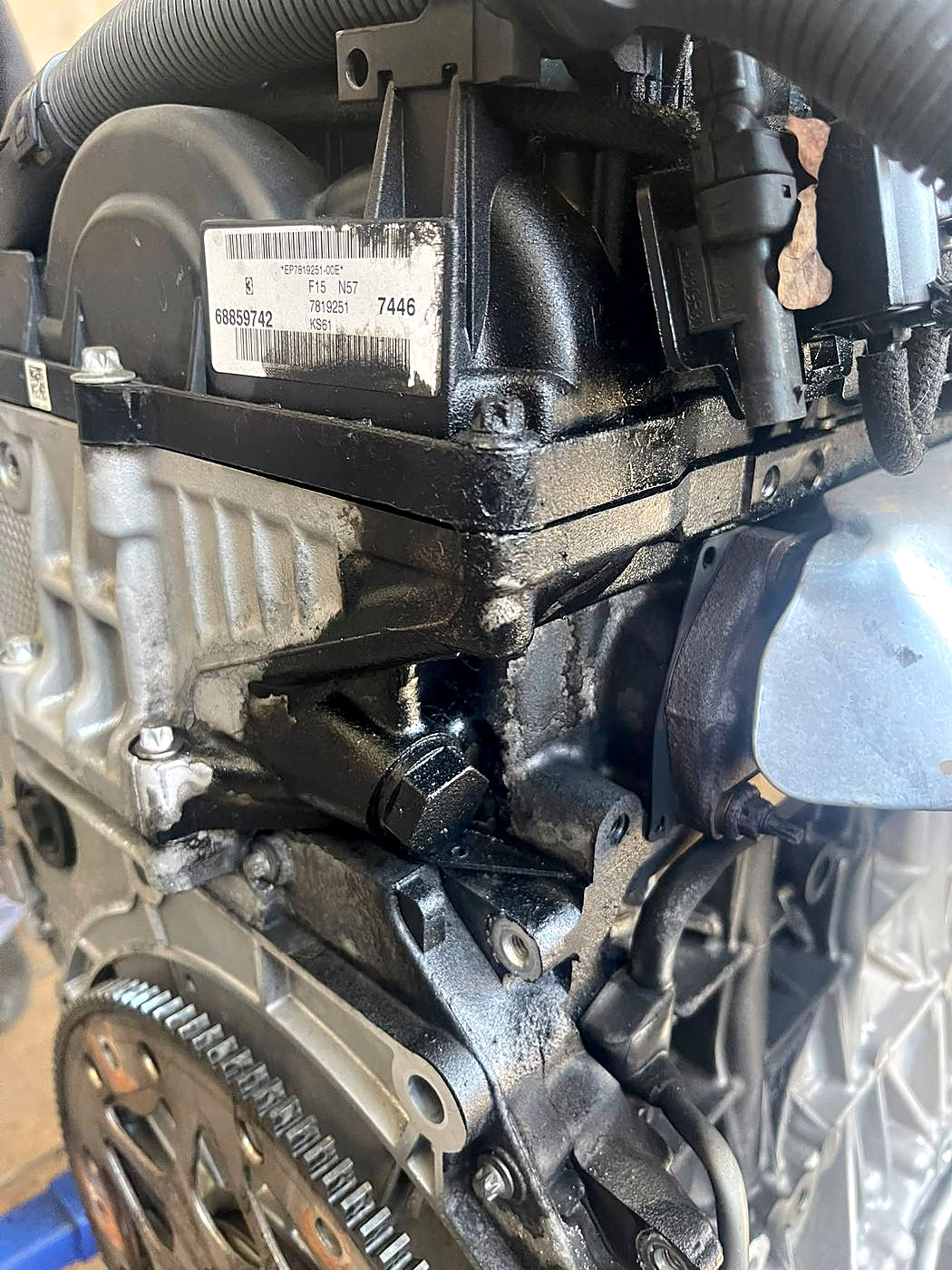 Ausgebauter Motor auf dem Montagebock mit dem Typenschild „F15 N57"