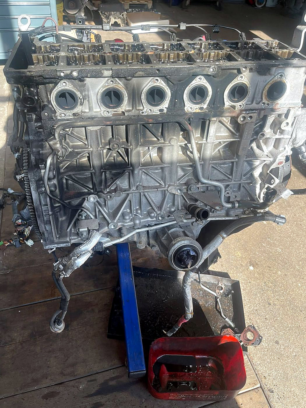 Gereinigter und wieder komplettierter Motorblock auf dem Montagebock