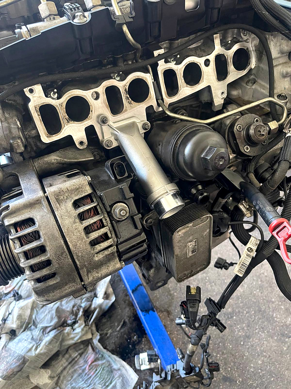 Motor ohne Ansaugbrücke: freie Einlassöffnungen, darunter Lichtmaschine und Ölfiltergehäuse