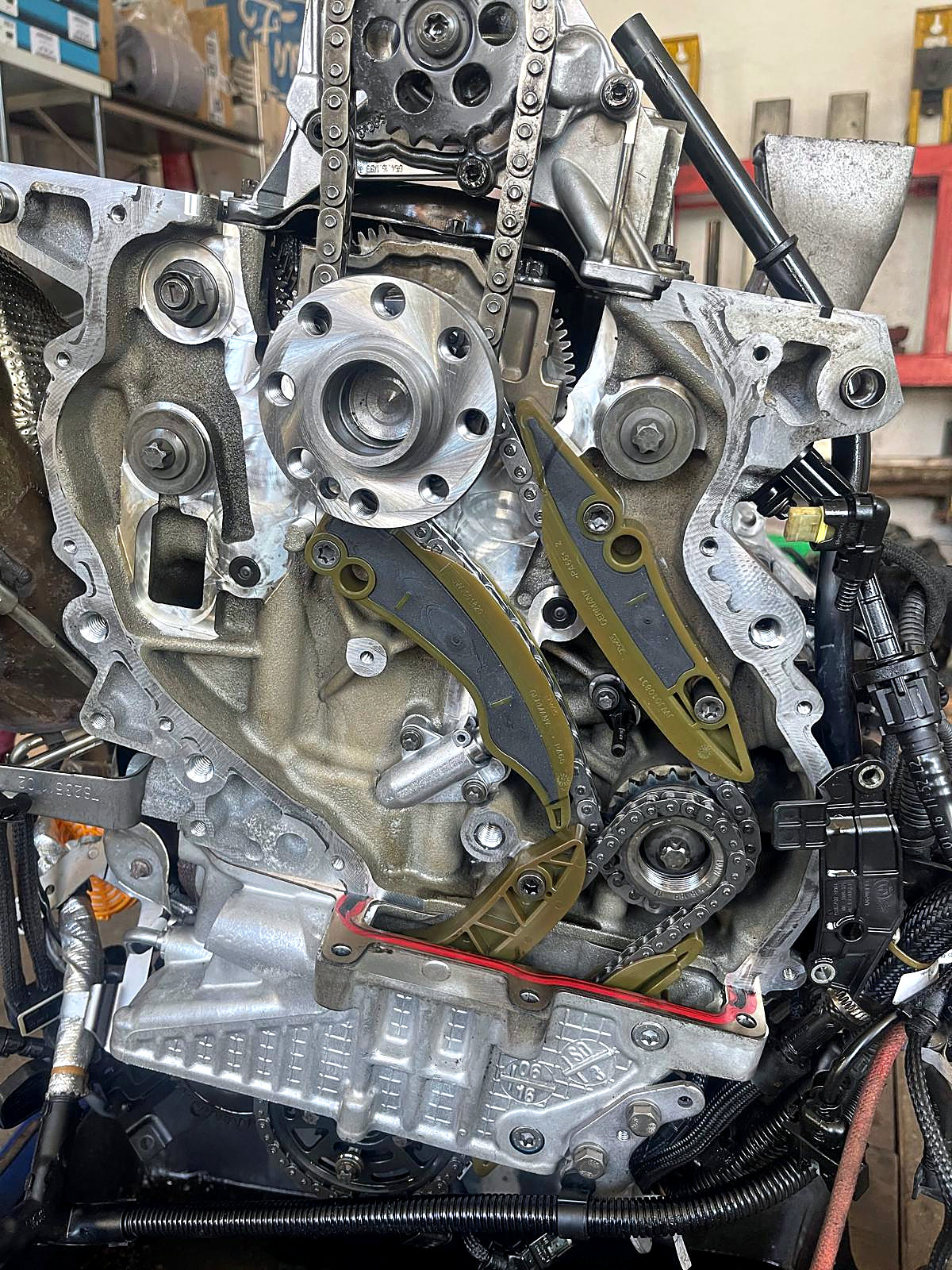 Steuertrieb mit frisch aufgetragener roter Dichtmasse am unteren Gehäuse