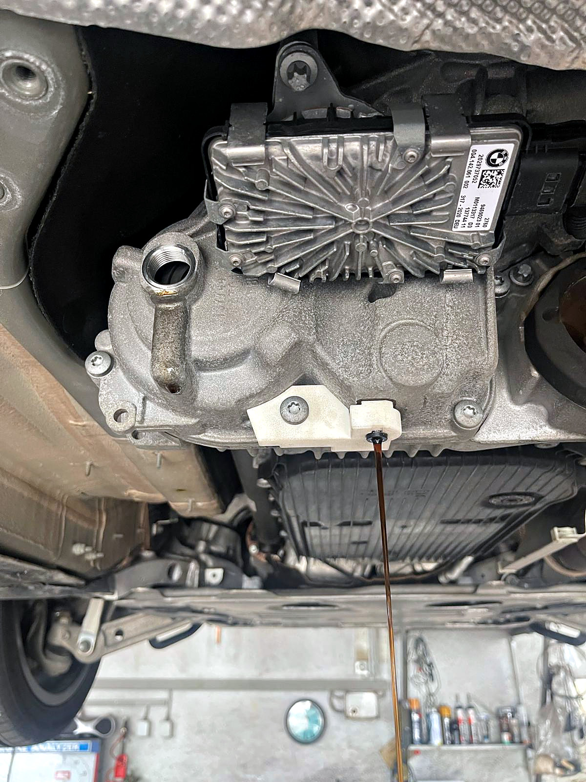 Automatikgetriebe von unten mit Mechatronik-Stecker und Ölwanne
